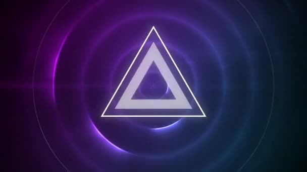 背景の光の効果を持つ紫色の背景に円で輝く三角形のデジタル アニメーション — ストック動画