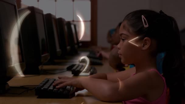 디지털 학교에서 교실에서 이동을 그녀의 머리를 컴퓨터에 학생의 모습을 백그라운드에서 — 비디오