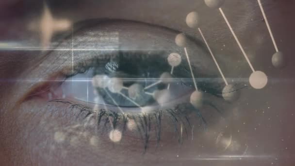 オープンとクローズの Dna の螺旋形が手前に回転している間女性の目のデジタル合成 前景にデジタル コード — ストック動画