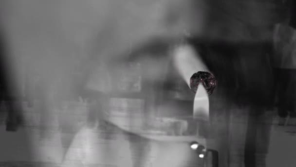 Animation Numérique Composite Homme Fumant Une Cigarette Contre Citoyen Marchant — Video