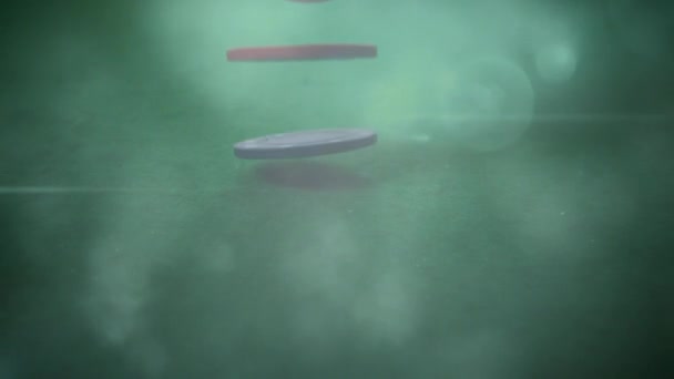 배경에서 번쩍이는 빛으로 카지노 테이블에 떨어지는 주사위의 디지털 애니메이션 — 비디오