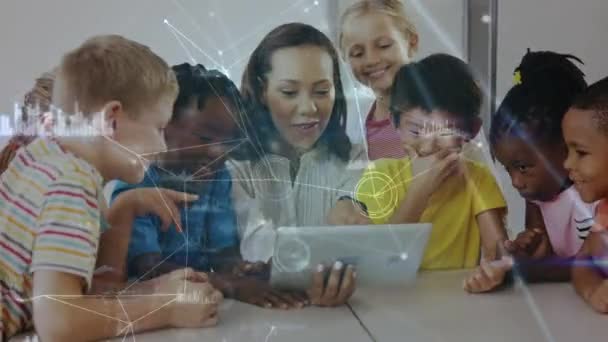 接続データのアニメーションに囲まれた混血教師と教室でデジタル タブレットを探している多民族の子どものデジタル合成 — ストック動画