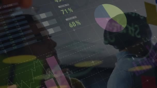 Composite numérique de tableau de bord technologique entouré par l'animation des gens d'affaires 