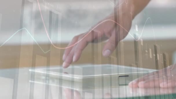 막대형 그래프 사무실에서 전경에 디지털 태블릿을 사업가의 디지털 — 비디오