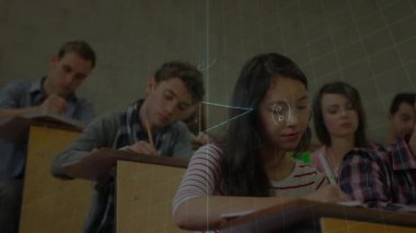 Animasyon matematik sembolleri tarafından çevrili oditoryum bir not almak çok etnik gruptan oluşan öğrencilerinin dijital bileşik