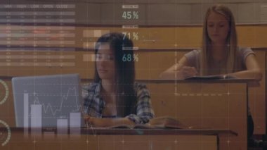 Kız öğrencilerin finansal veriler animasyon tarafından çevrili bir oditoryum notlar alarak dijital bileşik.