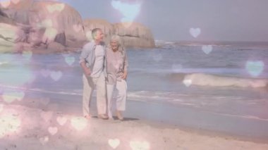 Dijital bileşik üst düzey çift el içinde el güneşli günde sahile yakın deniz suyu üzerinde yürüyen. Ön Harts hareket.