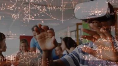 Afrika kökenli Amerikalı öğrenci sınıfta matematik animasyon ön plan üzerinde hareket ile sanal gerçeklik kulaklık kullanarak dijital bileşik