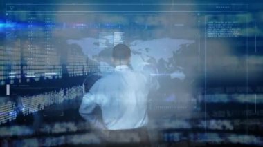 Arkadan görünüş fütüristik ekran projelendirme Dünya Haritası ve demografik veriler kullanarak iş adamı. Ön plan üzerinde dijital kodlar hareket ediyor.