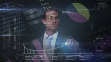 Genç yakışıklı beyaz işadamı koyu arka plan üzerinde hareket eden veri ile dijital grafik çizim dijital bileşik