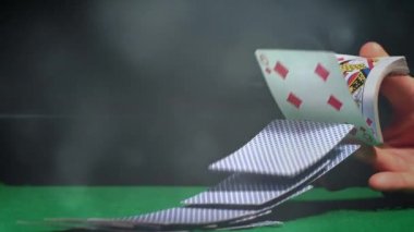 Işık efektleri ile yeşil poker masasında kartları dağıtma satıcısı dijital bileşik