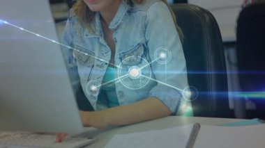 Öğrencinin sınıf veri bağlantıları çevrili bilgisayar kullanarak dijital bileşik