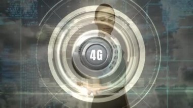 Kafkas iş kadınının dijital kompozitosu. Elinde 4G düğmesi var. Arka planda ikili kodlar ve gökyüzü var.