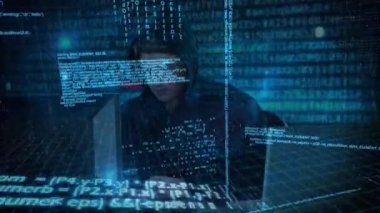 Dijital kodlar ön planda ilerlerken, bilgisayar kullanarak sisteme sızan zeki beyaz hackerın dijital bileşimi