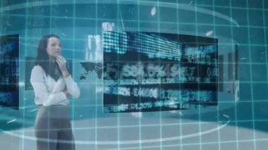 Ön planda hareket eden istatistiksel veri ve ızgaralara bakmak için fütüristik ekran kullanan Kafkas iş kadınının dijital bileşimi