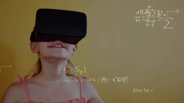 Compuesto Digital Joven Chica Caucásica Usando Auriculares Realidad Virtual Fórmulas — Vídeos de Stock