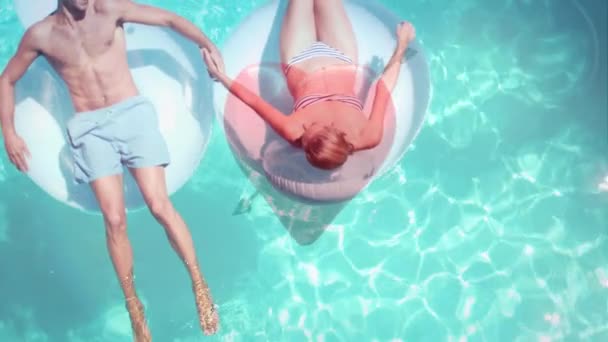 Kafkas Çift Rahatlatıcı Havadan Görünümü Üzerinde Yüzen Tutarken Yüzme Havuzunda — Stok video