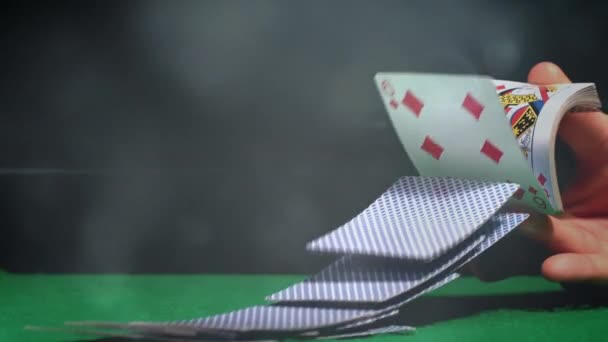 Digitale Composiet Van Dealer Verspreiden Een Kaarten Groene Pokertafel Met — Stockvideo