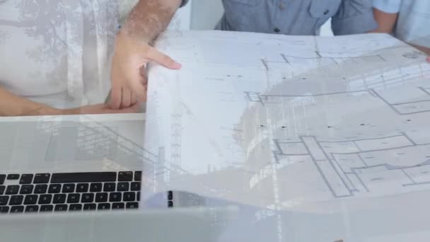 数字综合建筑师讨论与建筑工地会面的蓝图 — 图库视频影像