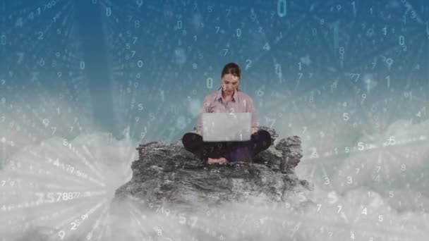 Ψηφιακός Σύνθετος Από Νέους Καυκάσιος Γυναίκα Κάθεται Σταυροπόδι Laptop Στην — Αρχείο Βίντεο