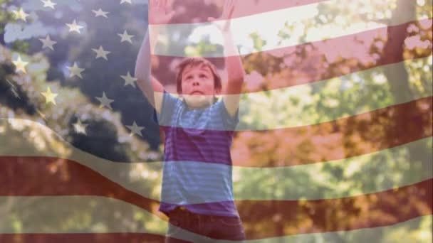 Sevimli Genç Beyaz Çocuğun Amerikan Bayrağı Dalgalar Üzerinde Sırasında Amerikan — Stok video