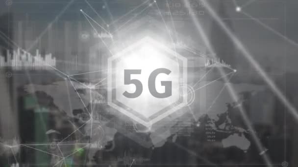 数字复合5G 标志的按钮上的数据连接和地球地图与城市景观的背景 — 图库视频影像