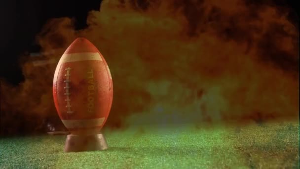 シャツ前面に火が燃えている間にフットボールのデジタル合成 ラグビー選手がティー グラウンドからフットボールを蹴る — ストック動画