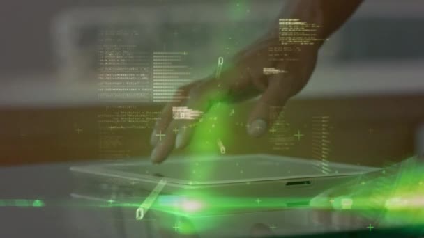 非洲裔美国男性商人在绿色背景下使用数字平板电脑和在界面上移动数据的数字组合 — 图库视频影像