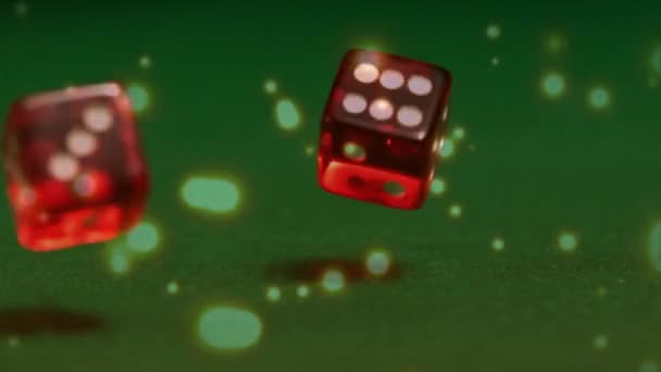 前景に光の効果を持つ緑のテーブルに落ちて赤いサイコロのデジタル合成 — ストック動画