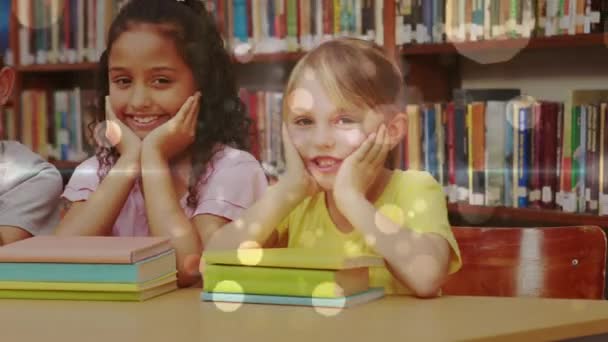 Vooraanzicht Van Drie Multi Etnische Schoolmeisjes Leunend Een Tafel Kijken — Stockvideo