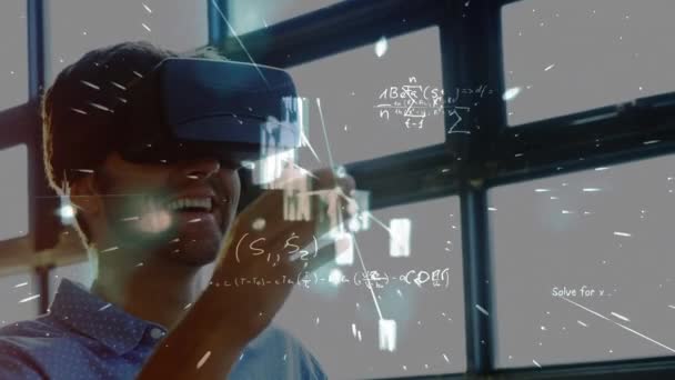 Homem Negócios Usando Headset Realidade Virtual Com Símbolos Matemáticos — Vídeo de Stock