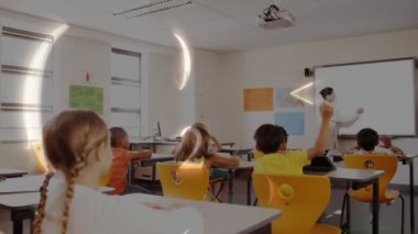 Matematiksel simge ve sayõ ekran aşağı düşme ile öğretmenler soruyu cevaplamak için sınıf kollarında yükselterek sevimli okul çocuklarında dijital bileşik