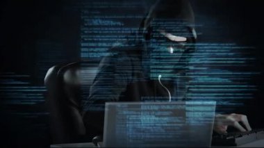 Akıllı beyaz hacker ikili kodları ön planda karanlık odada devam ederken bilgisayarda yazarak gözlüklü dijital bileşik