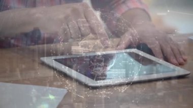 Afrikalı Amerikan animasyon dünya döner ve ağ bağlantısı gösterir dijital tablet kullanarak erkek dijital bileşik.