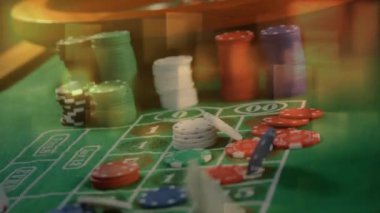 Oyun kartları, cips ve nakit casino ön planda sarı renkli kare ışıkları ile rulet masasında düşen dijital bileşik