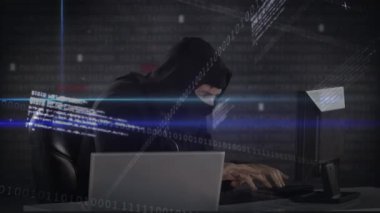 Akıllı beyaz hacker yün ve siyah kazak ön numaralar kodlama sırasında bilgisayar Hack ile dijital bileşik.