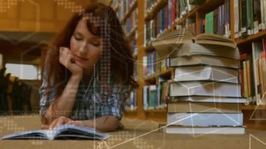 Olgun beyaz kadın okuma kitabı kütüphanede yerde yatarken dijital bileşik. Matematik geometri ve ön plan üzerinde hareket formülleri.