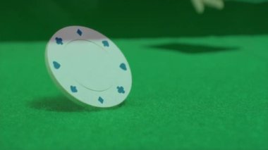 Poker kartları ve yeşil poker masada düşen cips dijital bileşik