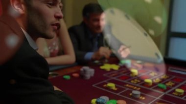 Grup poker oynamaya ve Las Vegas poker masasında düşme poker fişleri iken kutluyor çok etnik insan dijital bileşik.