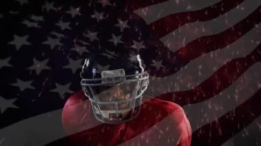 Futbol atmadan Afro-Amerikan rugby oyuncusu ve Amerikan bayrağı sallayarak üzerinde ön önden görünümü