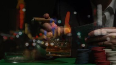 Dijital bileşik bir puro ve alkollü içecek Las Vegas poker masasında diğer elinde oyun kartları tutarken bir elinde tutan olgun adam. Masanın üzerinde yatan poker fişleri.