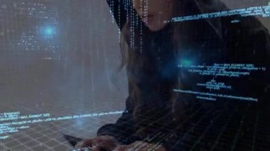 Beyaz siyah kazak giyen ve ön plan üzerinde kodlama sırasında kadın Hack Önden Görünüm