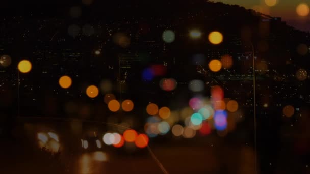 ライトに及ぼす都市の背景に前景と 市の道路高速走行車のデジタル合成 — ストック動画