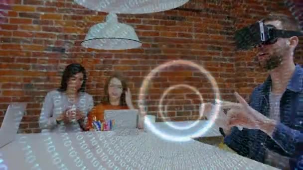 ハンサムな白人男性仮想ヘッドセットと女性役員のラップトップに取り組んで使用のデジタル合成 光のトンネルが前景に — ストック動画