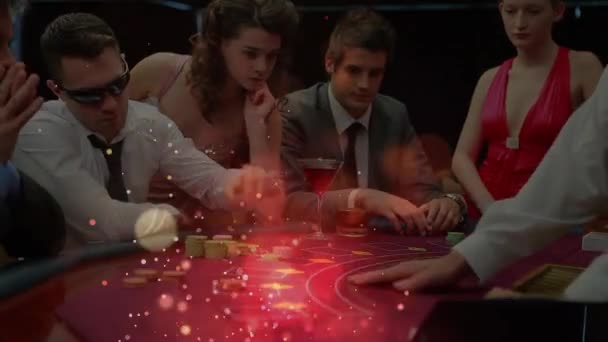 フォア グラウンドで照明効果のアニメーションをポーカー テーブルの周りに座っている白人ポーカー プレーヤーのデジタル合成 ディーラーがカードを配布します — ストック動画