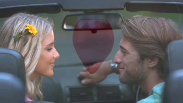 Visão Traseira Belo Casal Beijando Carro Com Coração Digital Voando — Vídeo de Stock