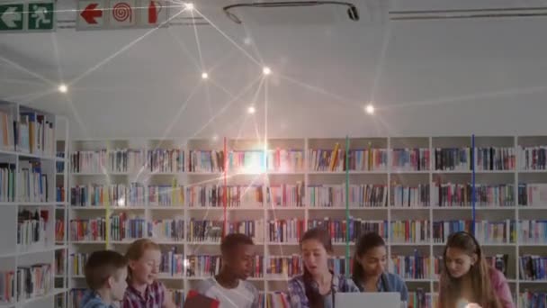 本とバック グラウンドで Bookshelfs に対してライブラリでノート パソコンを一緒に相互作用する多民族学生の正面図 — ストック動画