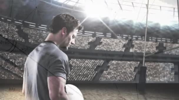 Digitales Kompositum Eines Aktiven Kaukasischen Männlichen Rugbyspielers Der Fußball Hält — Stockvideo