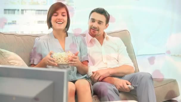 Cyfrowa Animacja Pary Kaukaskiej Jedzącej Popcorn Kanapie Oglądającej Telewizję Salonie — Wideo stockowe