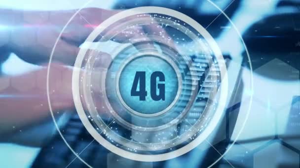 在办公室里用4G 按钮在电脑上打字的侧视图 在前台旋转光芒 — 图库视频影像